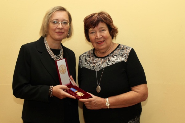 Helena Haškovcová obdržela pamětní medaili Husitské teologické fakulty UK