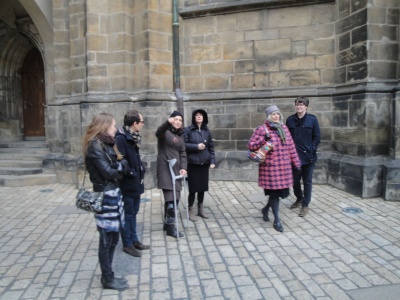 Účastníci konference "Space of the Nordic Literature" během exkurze po Praze (březen 2016).