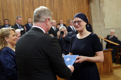 Lucie Doležalová převzala profesorký dekret (Foto: UK / Hynek Glos)