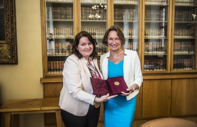 Emeritní děkanka FHS UK Marie Pětová obdržela zlatou medaili Univerzity Karlovy