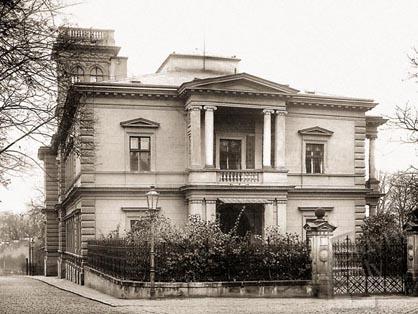 Vilu si v Praze Bubenči nechal postavit významný podnikatel, mecenáš a sběratel umění Adalbert (Vojtěch) rytíř Lanna (1836 – 1909).