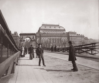 Foto: František Krátký, sbírka Scheufler (Vozovna na řetězovém mostě Františka I., kolem 1890)