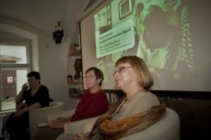 Polská socioložka Urszula Tokarska (vpravo) promluvila o projektu Dopis vnoučeti na mezinárodní konferenci a prezentovala dosavadní výsledky výzkumu.  Foto Jan Šilpoch / Konto Bariéry