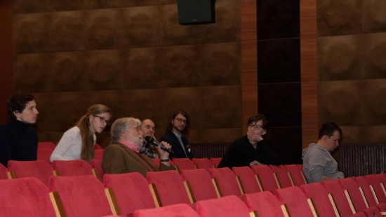 Na fotce vzadu směrem do uličky Ondřej Bečev, Ivan M. Havel mluvící do mikrofonu a v úplném popředí fotografie Michal Vavrečka z ČVUT.