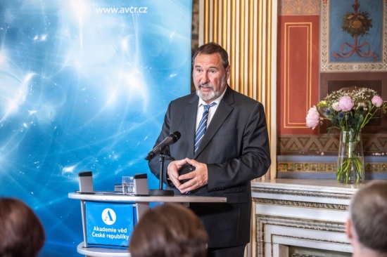 Jiří Pešek při přebírání medaile AV ČR. Foto: Jana Plavec, Divize vnějších vztahů SSČ AV ČR