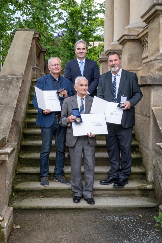 Ocenění oborovými medailemi AV ČR (Milan Hlavačka, František Moravec a Jiří Pešek) s předsedou AV ČR Radomírem Pánkem. Foto: Jana Plavec, Divize vnějších vztahů SSČ AV ČR