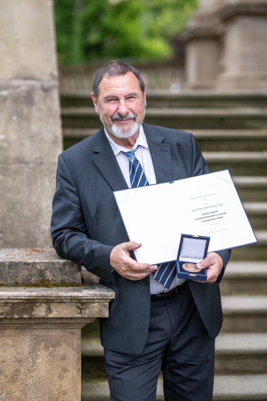 Jiří Pešek s čestnou oborovou medaili za zásluhy v historických vědách. Foto: Jana Plavec, Divize vnějších vztahů SSČ AV ČR