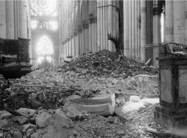 Katedrála v Remeši zničená dělostřeleckou palbou za Velké války. Foto: Agence de presse Meurisse
